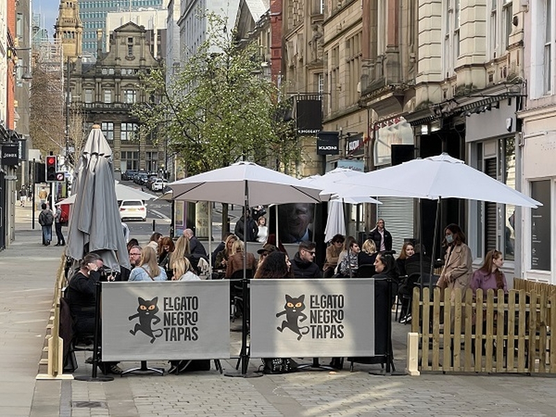 23 April And People Dining At El Gato Negro On King Street
