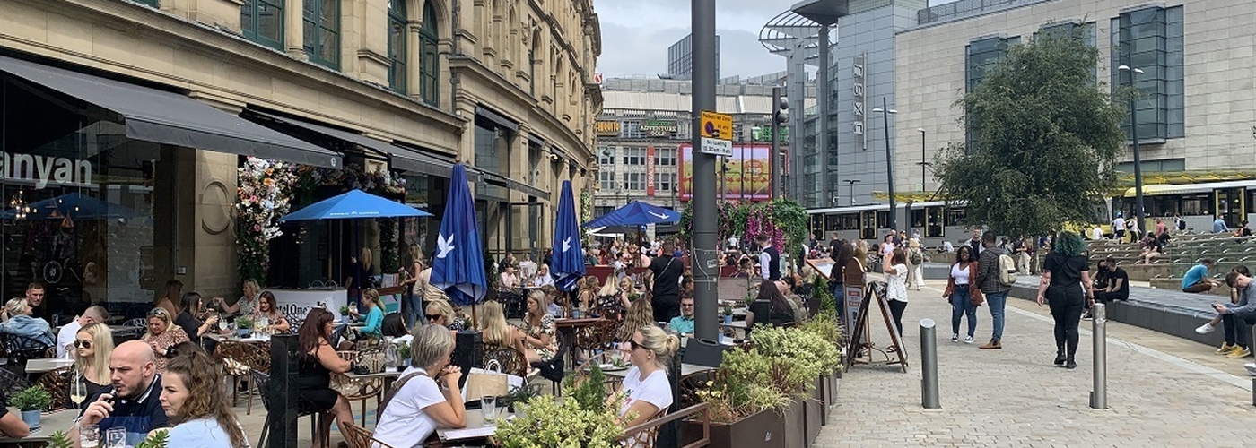 11 May And The Long Terrace Outside The Corn Exchange In Manchester