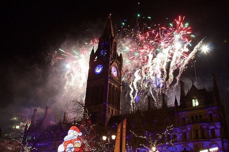 Manchester-New-Years-Eve-fireworks-at-the-town-hall.jpg