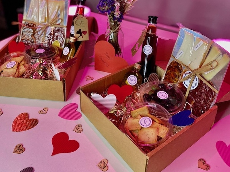 Abeja Valentines Board In A Box
