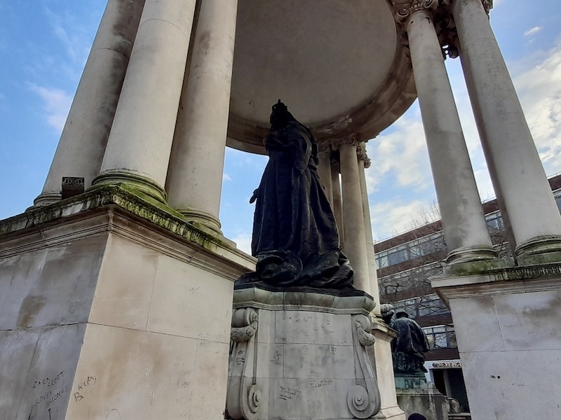 Liverpool Statues Queen Victoria Knob Penis