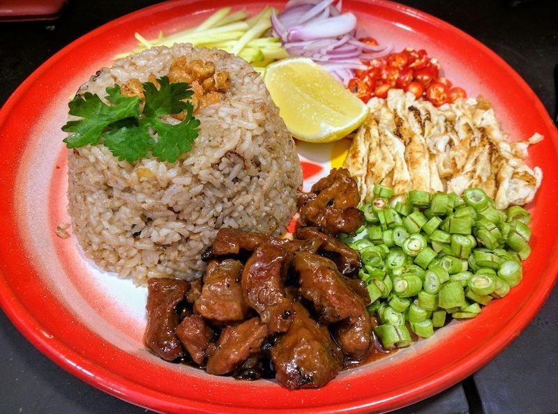 Khao Klook Gapi22 Stir Fried Rice With Shrimp Paste Served With Omelette Red Onions Long Beans And Caramelised Pork At Mommy Thai