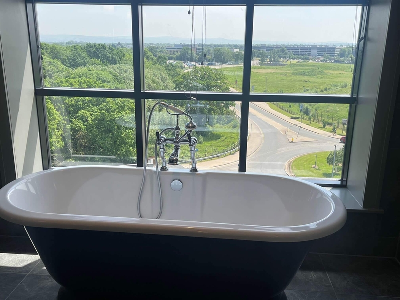 Dakota Tub With A View