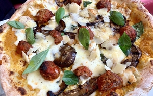 Capeesh Bar Grill Victoria Street Liverpool Meatball Molly Pizza