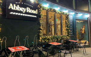 Abbey Road Bar Liverpool Tables Pub Night Time