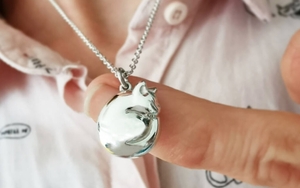 20220914 Jana Reinhardt Necklace And Hand 1200 × 1200