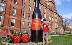 We Love Mcr Charity Run Landmarks 10 K Vimto Statue