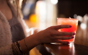 170323 Woman Holding Cocktail Glass Bar