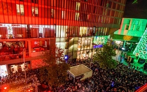 Thousands rock around Liverpool One Xmas tree