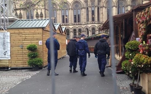 PICTURED | Manchester Christmas Markets Evacuation