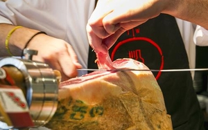 WIN Twelve Tapas And A Bottle Of Wine At Tapeo & Wine