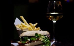 Masons Burger Chips An Wine