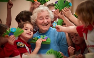 17 09 28 Girl Guides Elderly