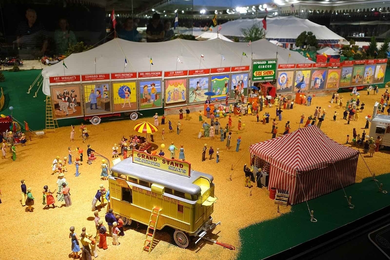 Florida Howard Model Circus