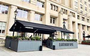 2019 08 08 El Gato Negro Outside