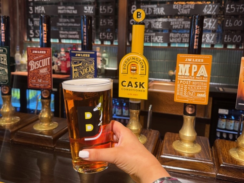 JW Lees celebrates Boddingtons comeback with 1000 free pints